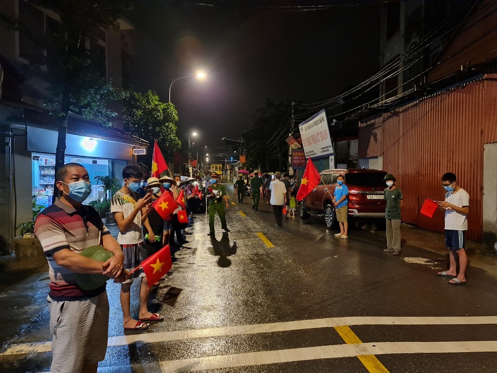 Bắc Ninh: Người dân 3 thôn vẫy cờ hò reo vì được gỡ lệnh cách ly - 4 Bắc Ninh: Người dân 3 thôn vẫy cờ hò reo vì được gỡ lệnh cách ly - 4