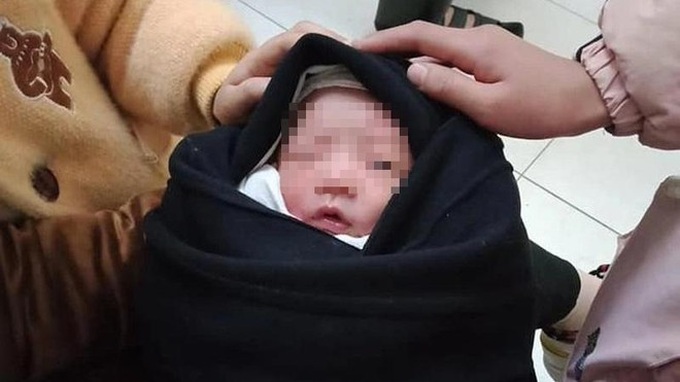 Bé trai khoảng 10 ngày tuổi bị bỏ rơi trước cổng trường Tiểu học xã Yên Thượng huyện Chợ Đồn, tỉnh Bắc Kạn.