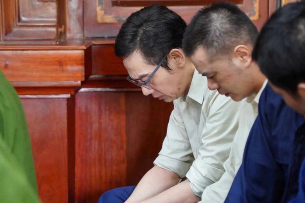 Lừa tiền chạy án cho cát tặc, cựu cán bộ công an lĩnh 9 năm tù - 2 Lừa tiền chạy án cho cát tặc, cựu cán bộ công an lĩnh 9 năm tù - 2