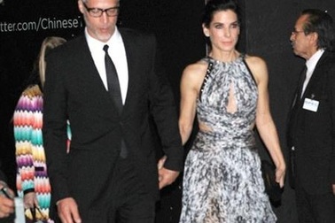 Sandra Bullock công khai sánh đôi cùng bồ trẻ dự lễ ra mắt phim mới