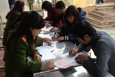 Công an tận tụy mang sổ hộ khẩu mới đến với người dân