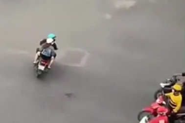 Cặp đôi đi xe máy "thông chốt" khai báo y tế tại quận Gò Vấp