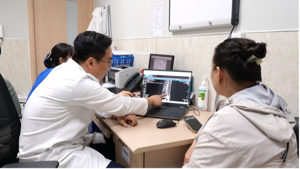 ເຈັບຫຼັງຫຼັງຈາກນັ່ງເປັນເວລາດົນ: ອາການຂອງ scoliosis ທີ່ເບິ່ງຂ້າມໄດ້ງ່າຍ - 1 Đau lưng sau thời gian ngồi lâu: Dấu hiệu vẹo cột sống dễ bị bỏ qua - 1