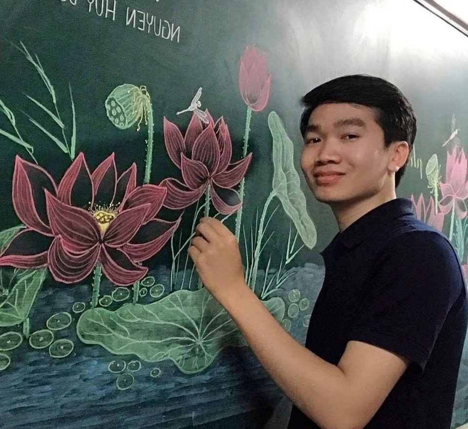 Thầy giáo vẽ hoa phượng lên bảng khiến người xem trầm trồ, ngưỡng mộ - 16 Thầy giáo vẽ hoa phượng lên bảng khiến người xem trầm trồ, ngưỡng mộ - 16