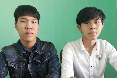 Trên đường tan trường, nhóm học sinh nhặt được của rơi trả lại