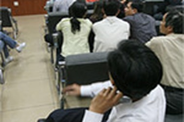 Khối lượng giao dịch tiếp tục lao dốc