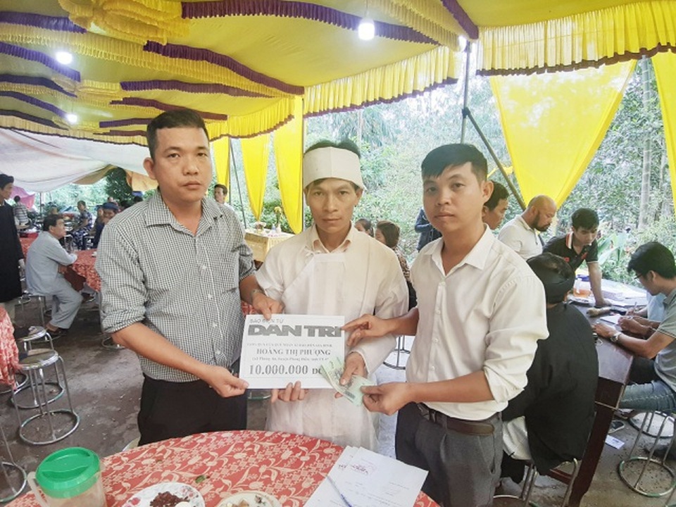 Gia đình sản phụ bị lũ cuốn tử vong được bạn đọc giúp đỡ 500 triệu đồng - 2 Gia đình sản phụ bị lũ cuốn tử vong được bạn đọc giúp đỡ 500 triệu đồng - 2