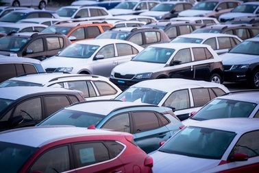 Ngân hàng rao bán loạt ô tô siết nợ, dân mua lo sợ khi xuống tiền