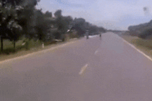 Cô gái lao vào ô tô và pha xử lý bình tĩnh của tài xế