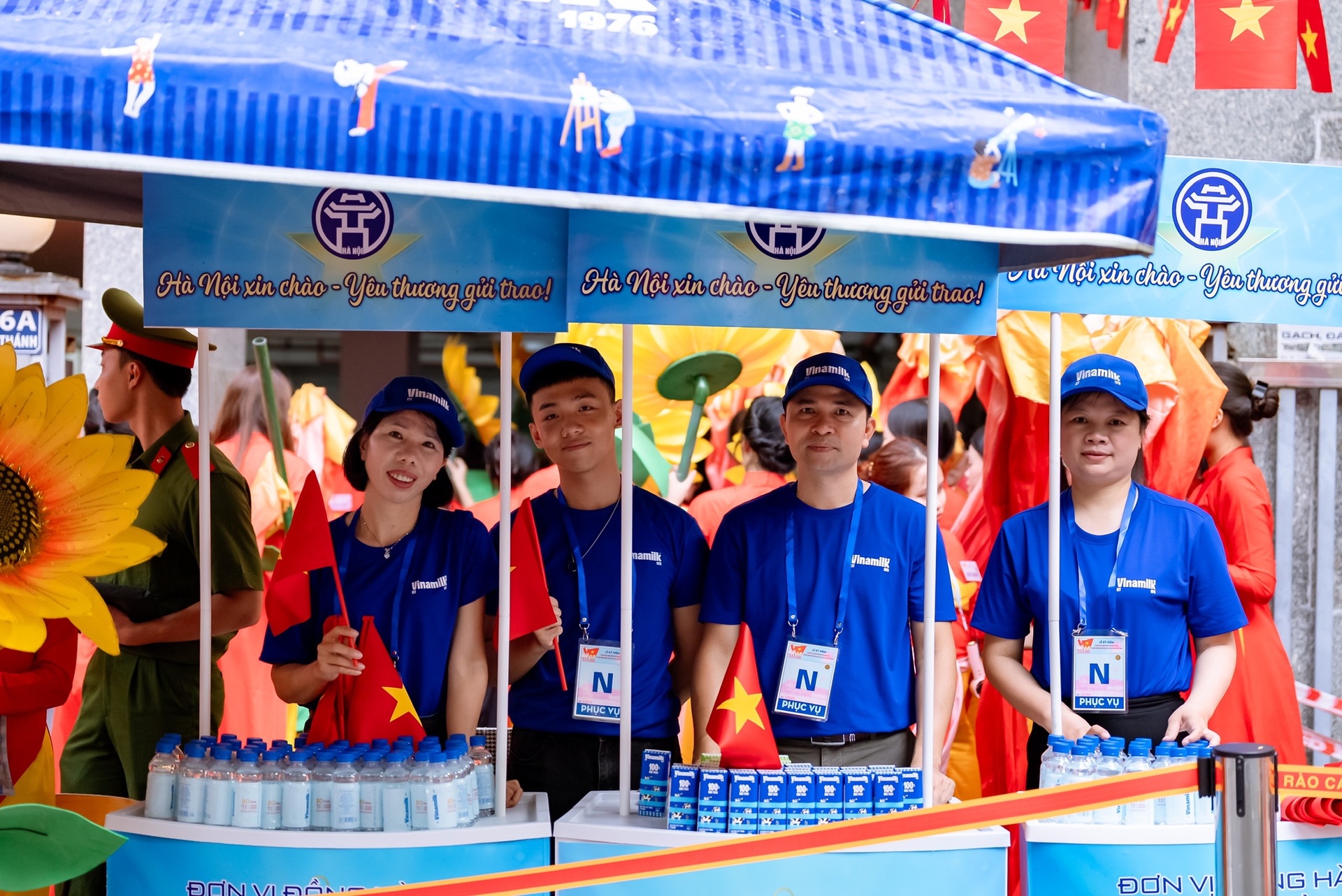 Vinamilk ផ្តល់អាហារូបត្ថម្ភដល់កងកម្លាំងដង្ហែរក្បួន និងប្រជាពលរដ្ឋចូលរួមអបអរសាទរទិវាជាតិលើកទី៨០ - ១ Vinamilk tiếp dinh dưỡng cho lực lượng diễu binh, người dân dự đại lễ 80 năm Quốc khánh - 1