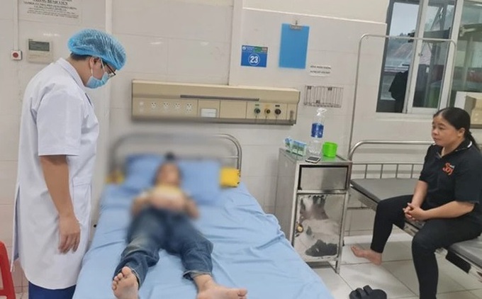Cháu N.Đ.Th, học sinh lớp 2 Trường Tiểu học Dương Quang, thành phố Bắc Kạn đang được điều trị tại Bệnh viện Đa khoa Bắc Kạn. Nguồn ảnh: Trung tâm Y tế thành phố Bắc Kạn