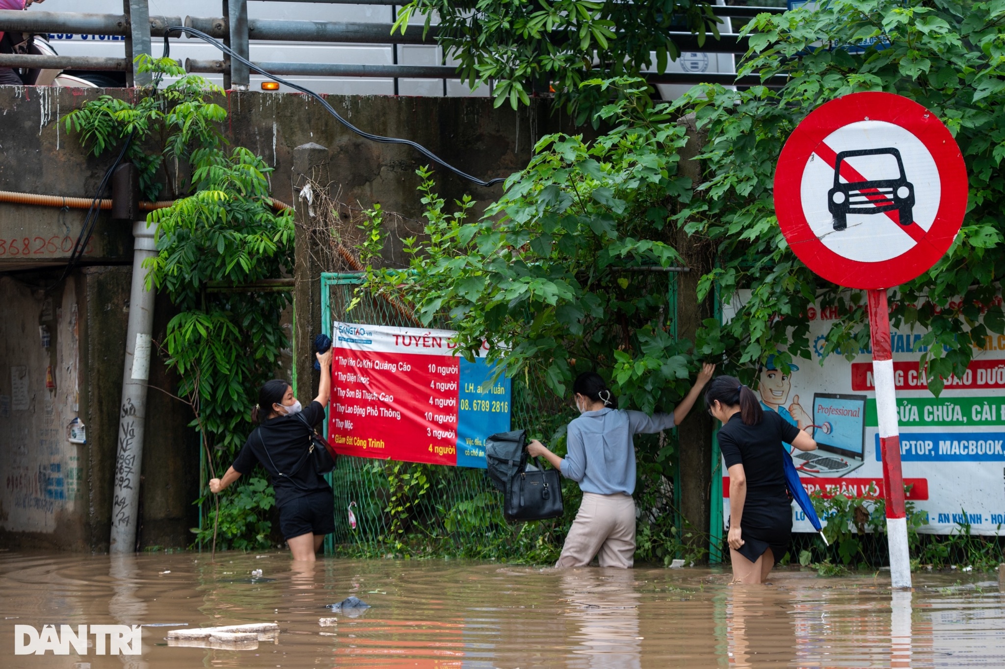 Mưa rả rích 2 ngày, Hà Nội ngập sâu nhiều tuyến phố, khu dân cư - 14