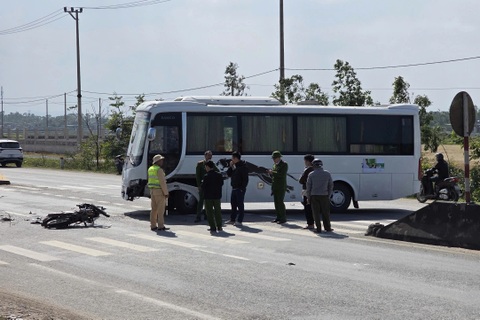 Xe máy "kẹp 3" lao vào ô tô, nhóm thanh niên bị thương nặng