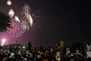 Hân hoan trong “bữa tiệc” pháo hoa
