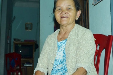 Cụ bà nhặt được dây chuyền vàng trả lại người mất