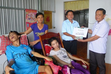 Trao hơn 100 triệu đồng đến thầy giáo nghèo nuôi hai con nằm liệt giường