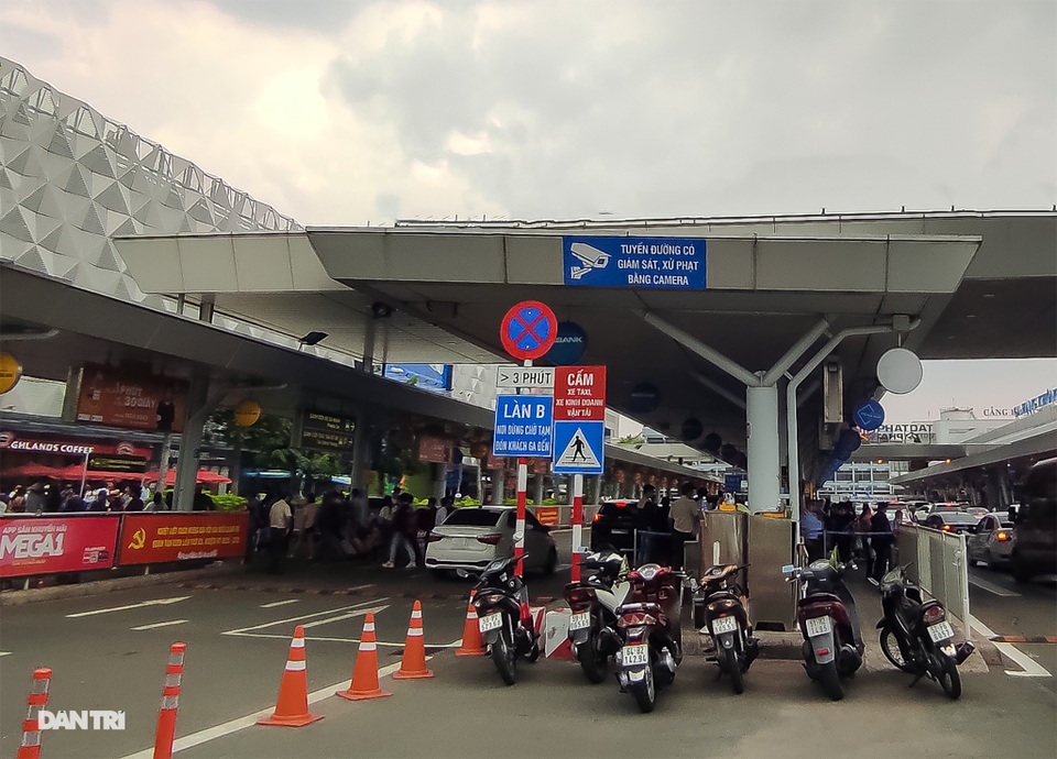 Vất vả chen chân bắt xe ở sân bay Tân Sơn Nhất - 2 Vất vả chen chân bắt xe ở sân bay Tân Sơn Nhất - 2