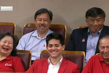 Giành HCV Olympic lịch sử, Schooling hâm nóng nghị trường Singapore