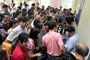 Nộp hồ sơ trực tuyến- Chìa khóa giúp phụ huynh thoát cảnh chen lấn xô đẩy