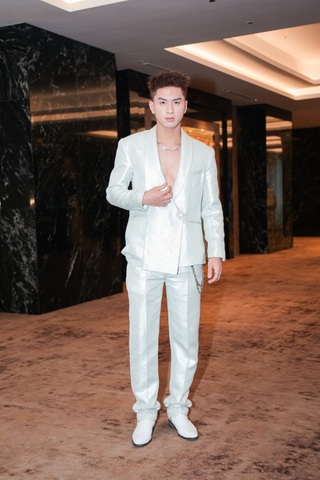 Á hậu Châu Anh trở lại thảm đỏ đầy quyến rũ sau khi được thăng hàm Trung úy - 10