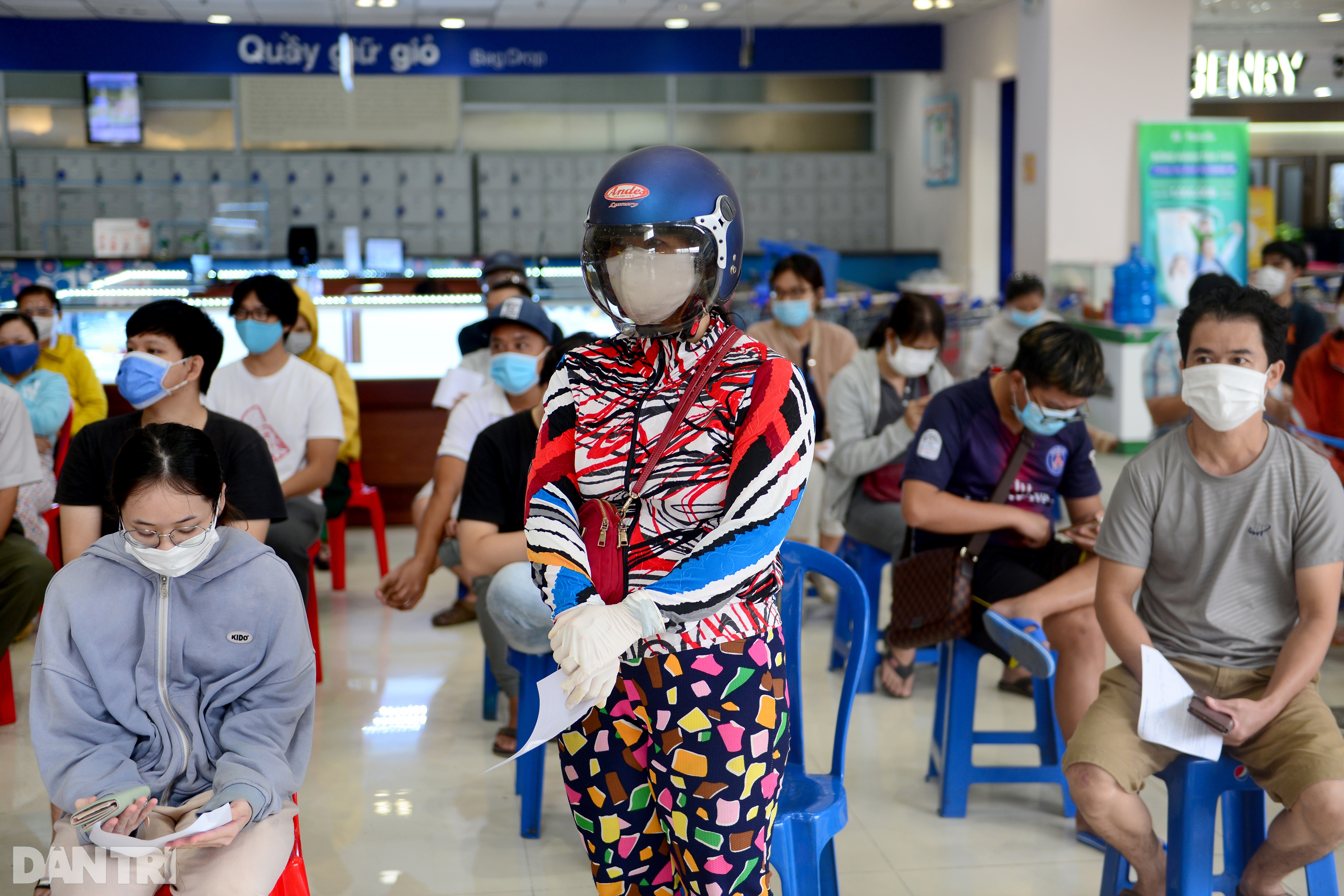 Xếp hàng dài hàng trăm mét vào siêu thị ở TPHCM, chờ cả tiếng để thanh toán - 6 Xếp hàng dài hàng trăm mét vào siêu thị ở TPHCM, chờ cả tiếng để thanh toán - 6