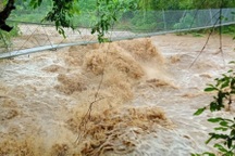 Nước lũ đổ về cuồn cuộn, hàng trăm người dân phải sơ tán khẩn cấp