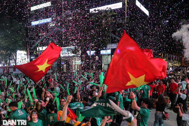Hàng nghìn CĐV bùng nổ ở phố Nguyễn Huệ trước trận thắng của U23 Việt Nam