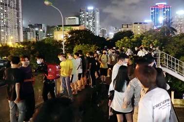 Hà Nội: Người dân tháo chạy khỏi cầu đi bộ Mai Dịch khi bị công an kiểm tra