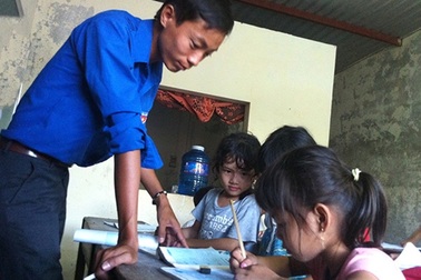 Thầy giáo nghèo mở lớp dạy học miễn phí cho trẻ em