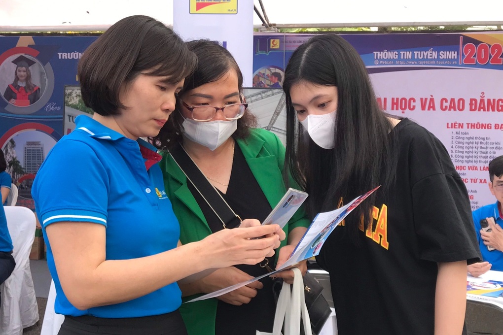 Bất ngờ tỷ lệ xét học bạ: Thí sinh khôn hơn, hết thời rải hồ sơ ồ ạt? - 2 Bất ngờ tỷ lệ xét học bạ: Thí sinh khôn hơn, hết thời rải hồ sơ ồ ạt? - 2