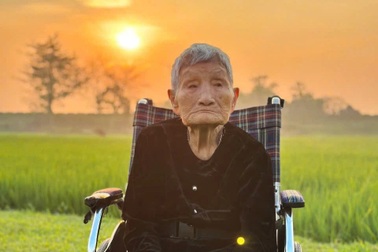 Ký ức của mẹ 104 tuổi về con trai nhét đá vào túi để được đi đánh giặc