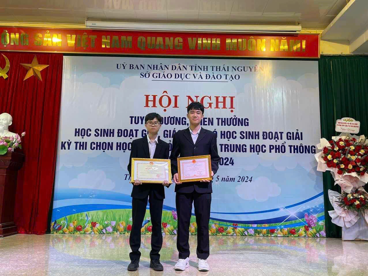 Siswa putra San Diu memenangkan gelar sarjana terbaik nasional dalam bahasa Rusia - 2 Nam sinh người Sán Dìu giành ngôi thủ khoa toàn quốc môn tiếng Nga - 2