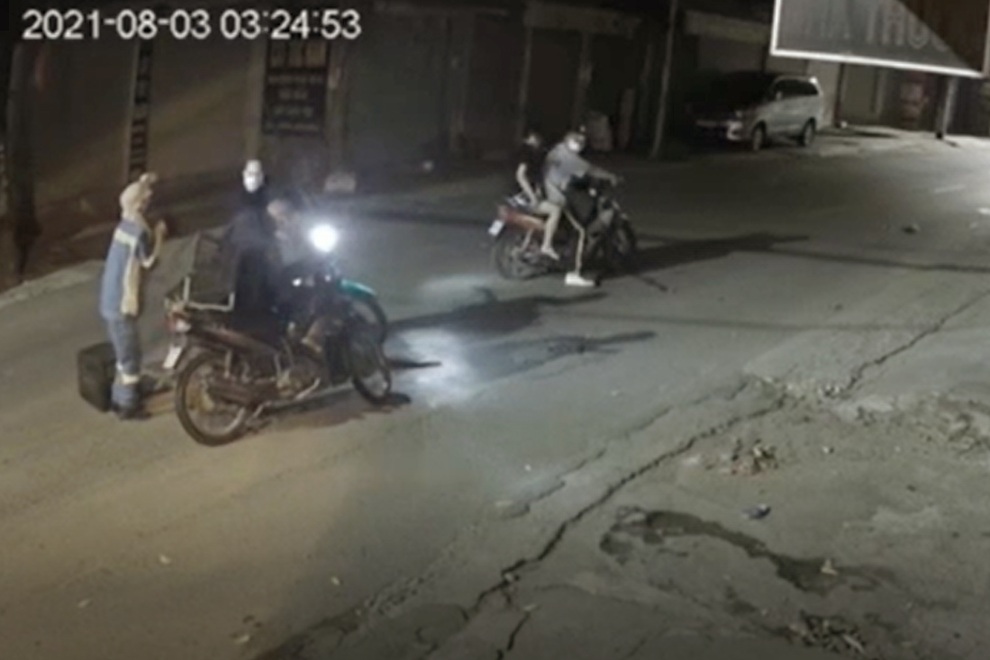 Hà Nội: Nữ lao công khóc lóc, van xin nhóm cướp lúc rạng sáng - 1 Hà Nội: Nữ lao công khóc lóc, van xin nhóm cướp lúc rạng sáng - 1