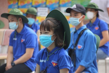 Hành trình đi tình nguyện ở 3 điểm nóng "tâm dịch" của cô gái Hà Nội