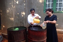 Kỳ lạ nước giếng bất ngờ bốc khói, nóng rát tay