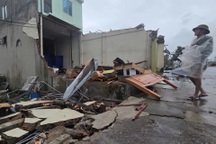 Người dân miền Trung trắng đêm trong tâm bão Bualoi