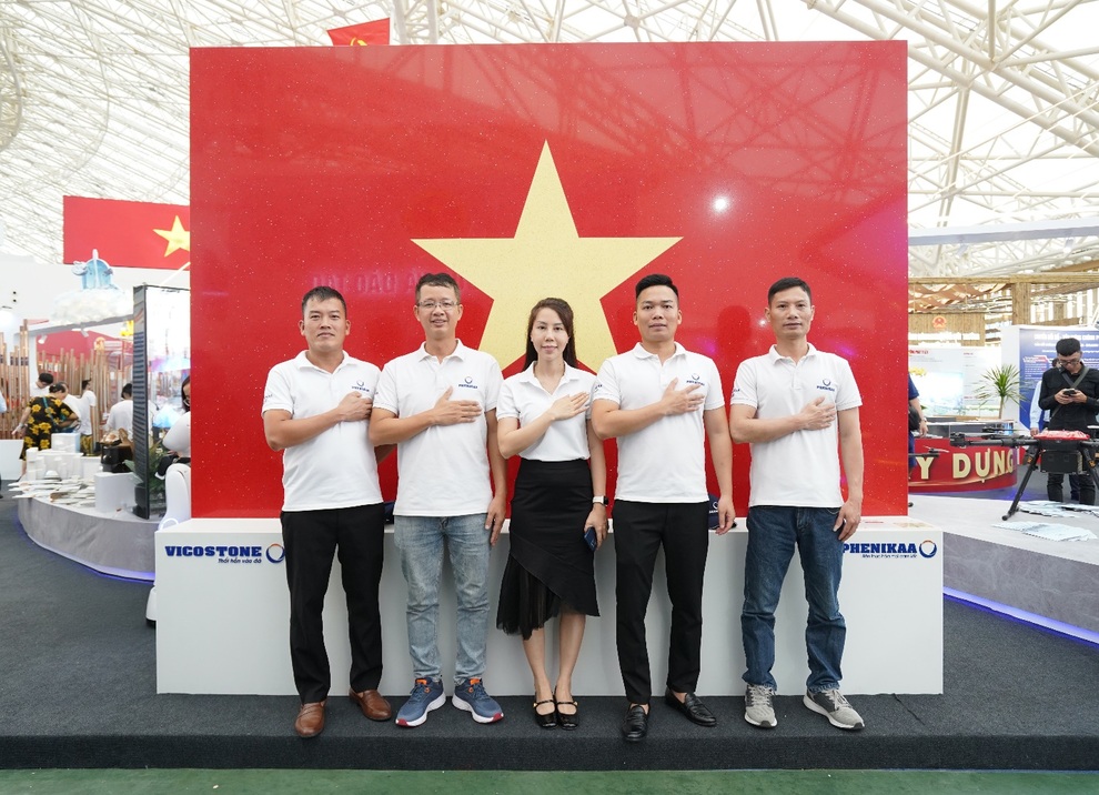 ស្ងើចសរសើរទង់ជាតិថ្មដ៏ធំបំផុតរបស់វៀតណាមនៅឯពិព័រណ៍សមិទ្ធិផលជាតិ - ៤ Chiêm ngưỡng lá cờ Tổ quốc bằng đá lớn nhất Việt Nam tại Triển lãm Thành tựu Đất nước - 4