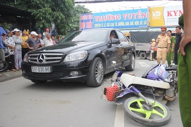 Dựng lại hiện trường vụ người chồng lái xe Mercedes va chạm khiến vợ bị thương rồi bỏ đi