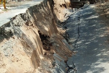 Đường giao thông vùng ngọt hóa lại sụt lún sâu hơn 3m vì khô hạn