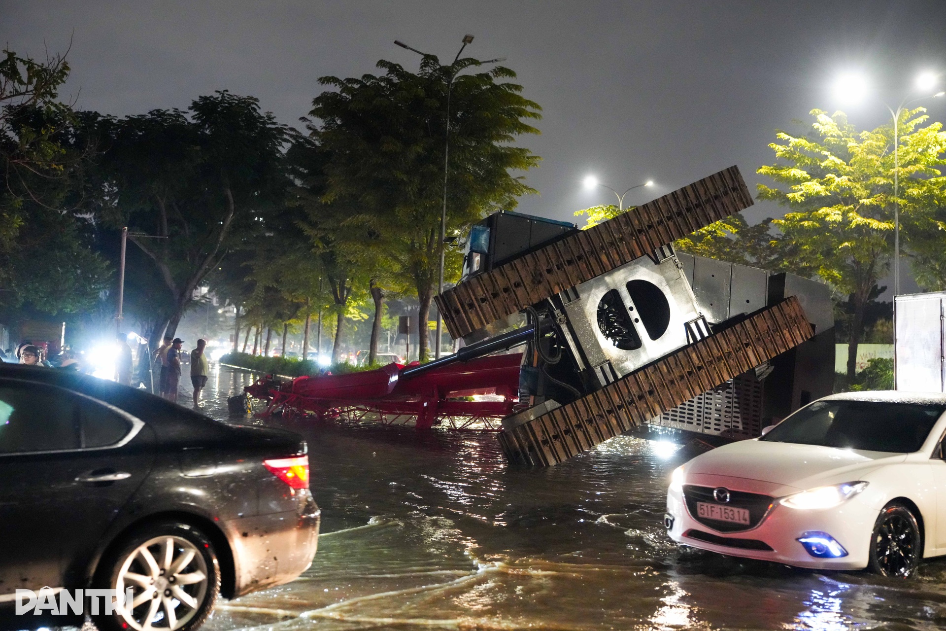 Cụ bà bì bõm dắt xe về nhà trong đêm ngập do triều cường ở TPHCM - 3