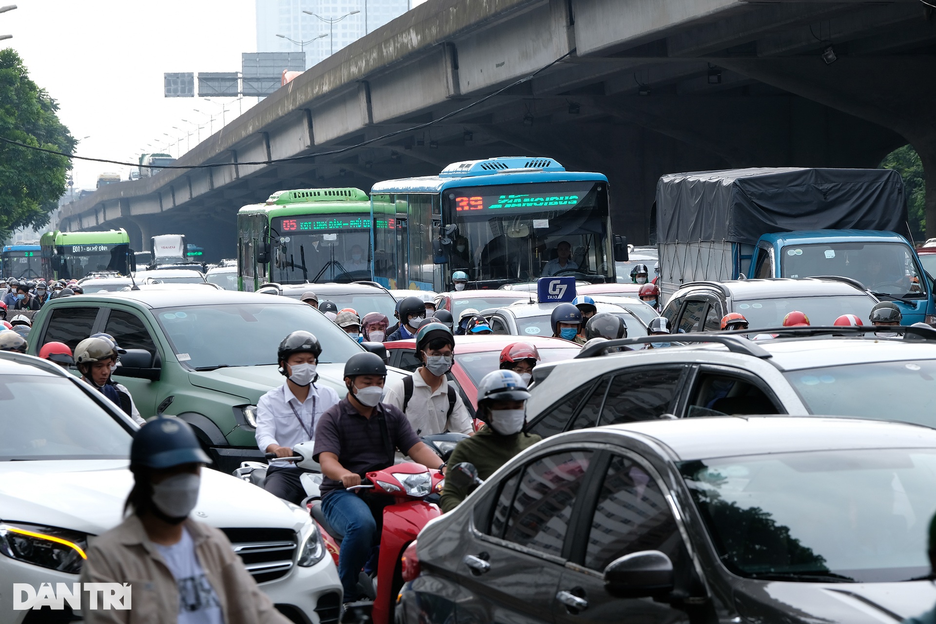 Nhiều tuyến phố ở Hà Nội ùn tắc cục bộ sau cơn mưa lớn đầu giờ sáng - 2 Nhiều tuyến phố ở Hà Nội ùn tắc cục bộ sau cơn mưa lớn đầu giờ sáng - 2