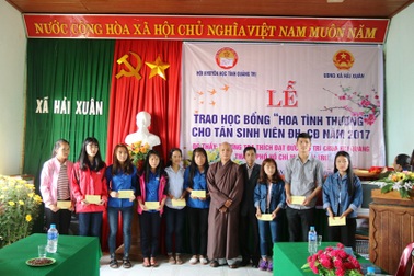 Trao gần 60 suất học bổng “Hoa tình thương” đến HS, SV nghèo dịp đầu xuân