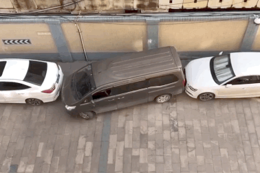 Màn "thoát thân" đỉnh cao của tài xế xe đa dụng