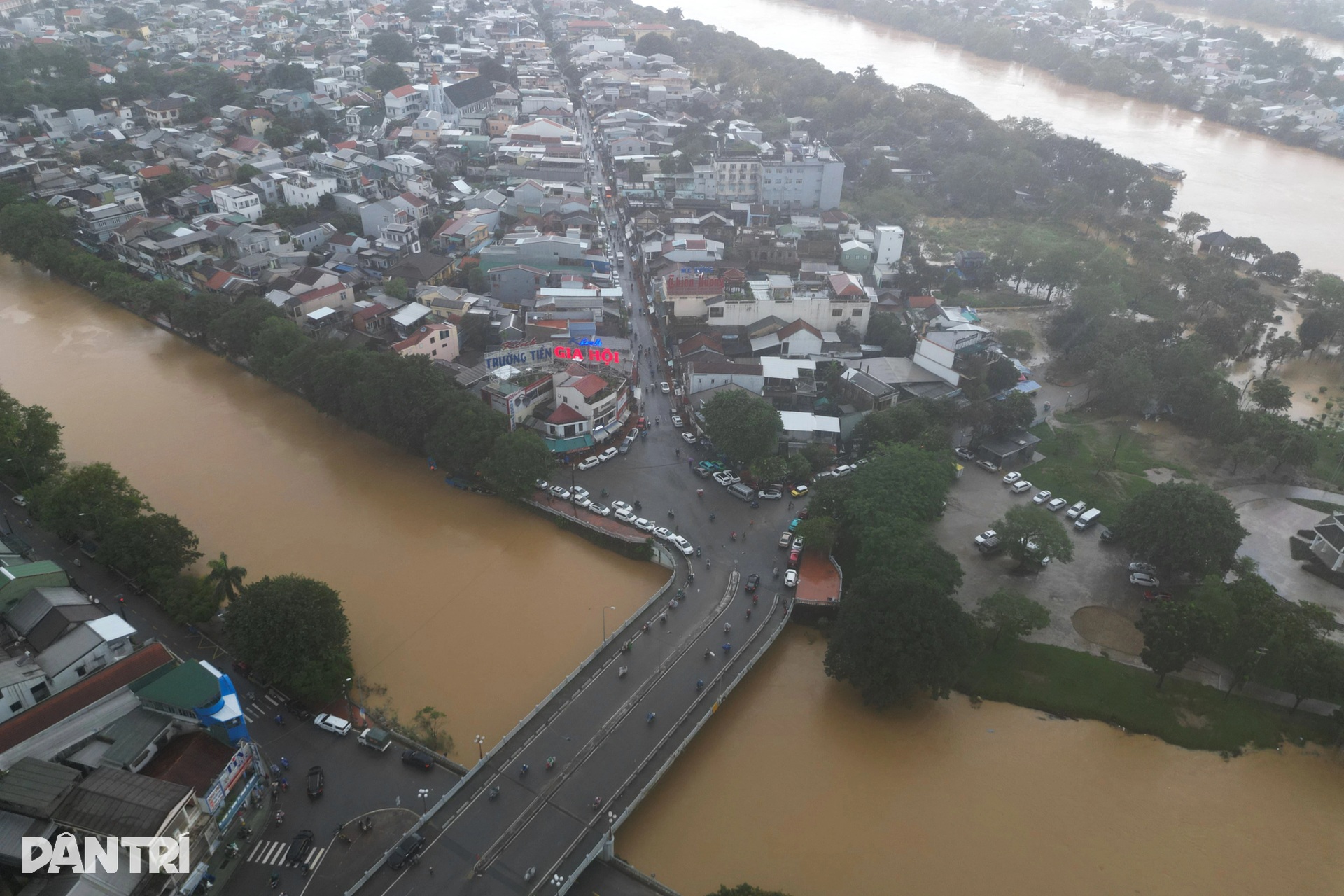 Người Huế hối hả đưa ô tô chạy lụt lần thứ 4, có chủ xe bị lập biên bản - 3 Người Huế hối hả đưa ô tô chạy lụt lần thứ 4, có chủ xe bị lập biên bản - 3