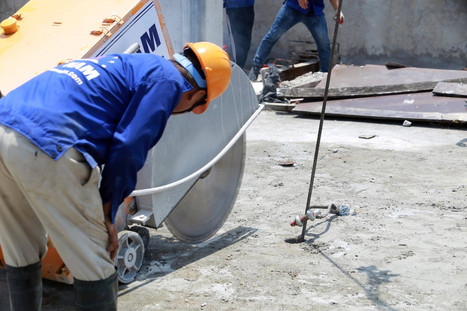 Hà Nội cắt mái bê tông tầng 18 tòa nhà 8B Lê Trực - 5