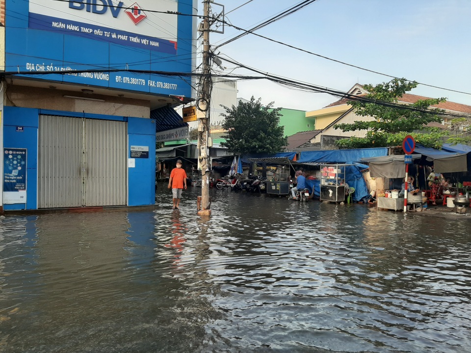 Triều cường “bủa vây” khiến một thị trấn ngập nặng ở Sóc Trăng! - 2 Triều cường “bủa vây” khiến một thị trấn ngập nặng ở Sóc Trăng! - 2