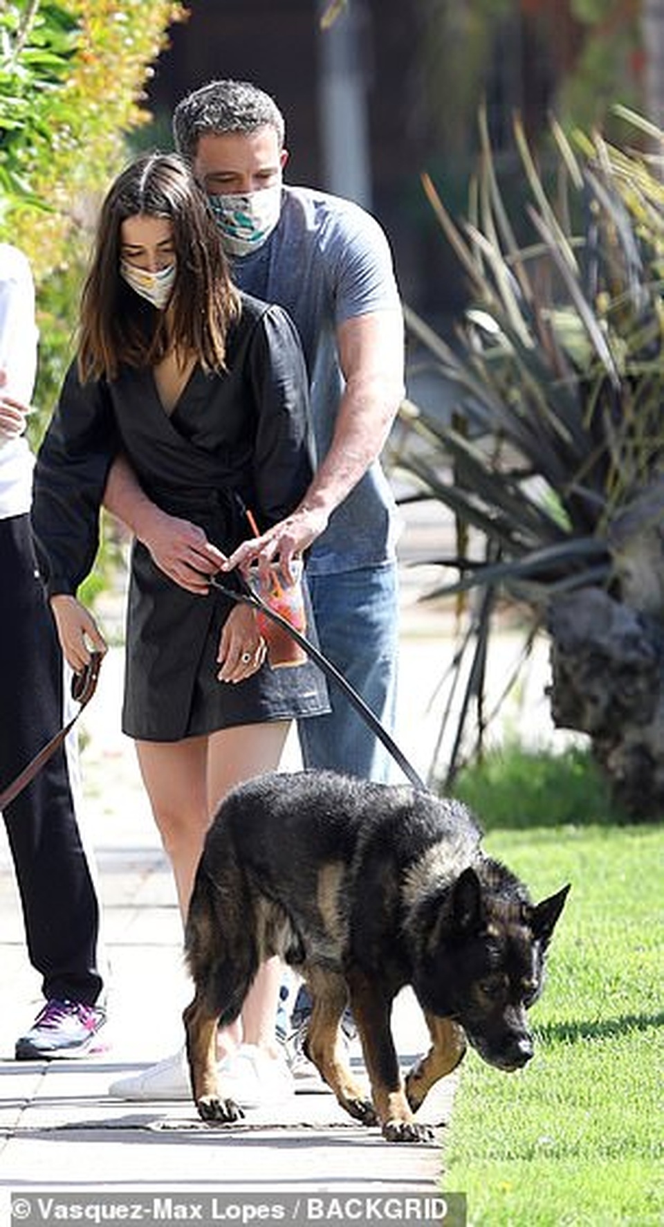 Ben Affleck hôn bạn gái qua khẩu trang - 3 Ben Affleck hôn bạn gái qua khẩu trang - 3
