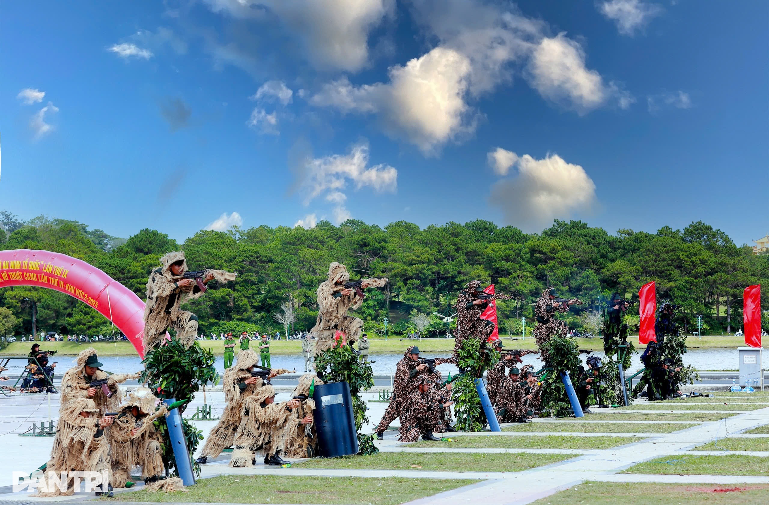 ប៉ូលិសសម្ដែងក្បាច់គុន និងបាញ់ប្រហារនៅទីលាន Lam Vien ទីក្រុង Da Lat - ២ Cảnh sát biểu diễn võ thuật, bắn súng ở Quảng trường Lâm Viên Đà Lạt - 2