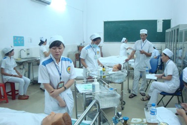 Các trường trung cấp "ngồi trên lửa"