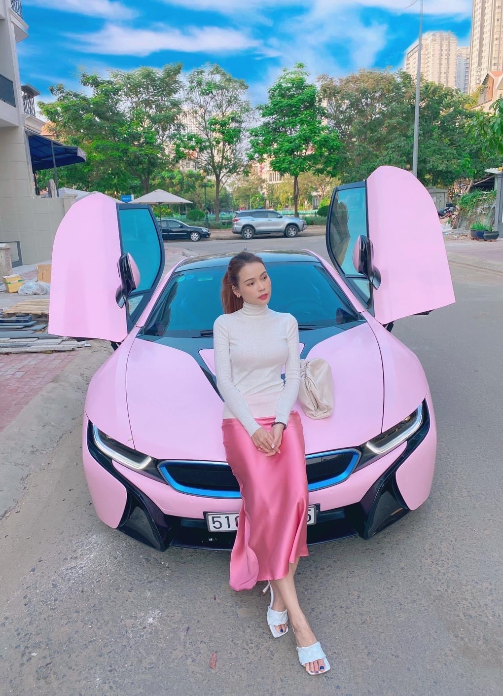 Cuộc sống xa hoa của hot girl Sam: Sở hữu xe bạc tỷ, tài sản hơn 2 triệu đô - 3 Cuộc sống xa hoa của hot girl Sam: Sở hữu xe bạc tỷ, tài sản hơn 2 triệu đô - 3